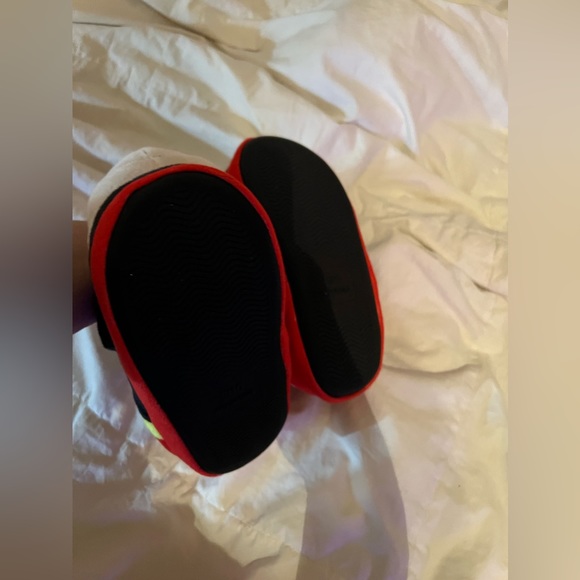 Disney Girl Size 7/8 9/10 11/12 Minnie Mouse Slippers Red Black New - Picture 6 of 6